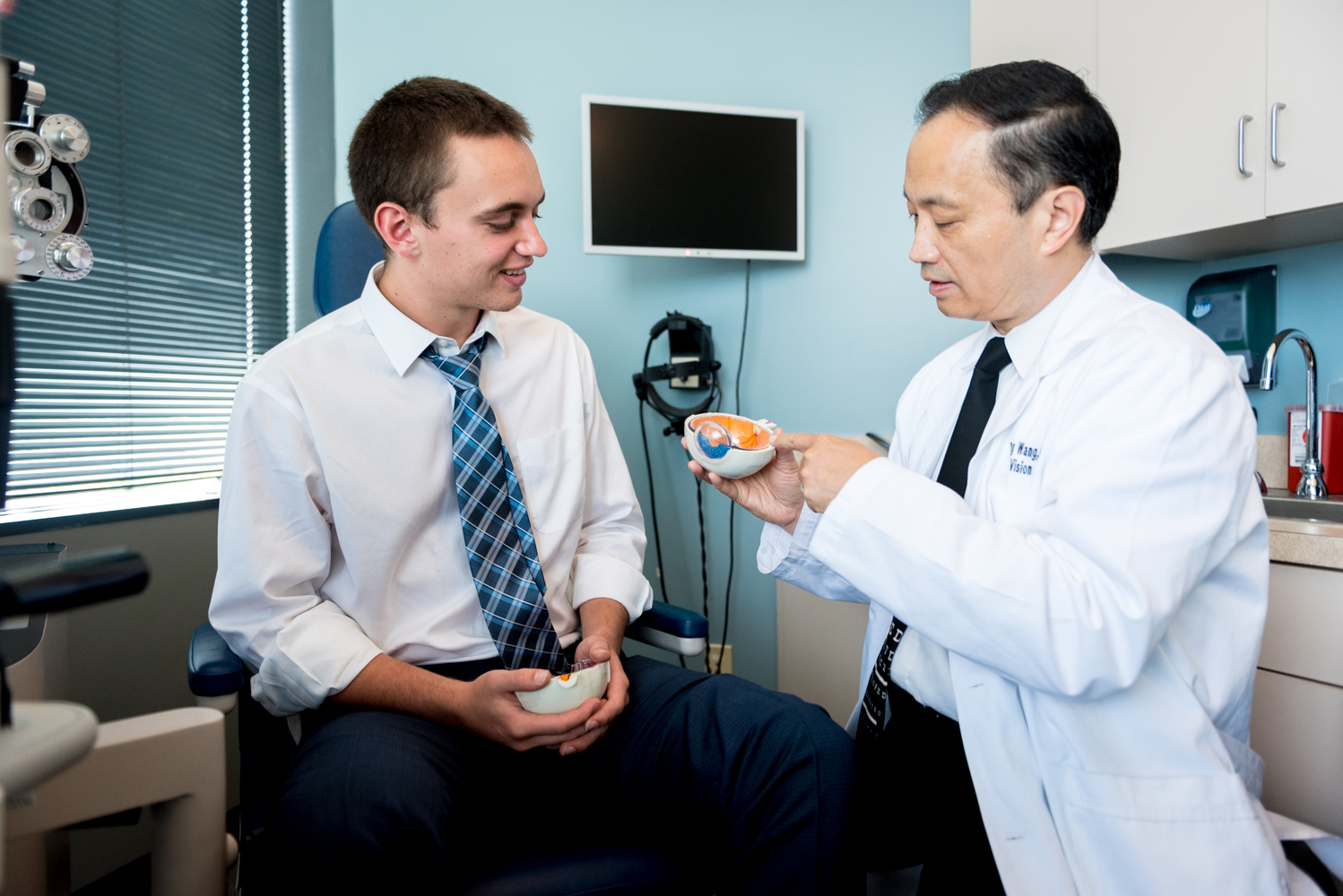 MSH Wang Vision Institute Dr. Wang and patient 5928